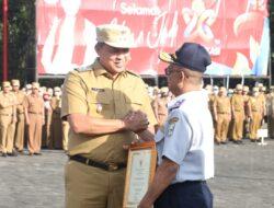 Plt. Wali Kota Bekasi Serahkan Tanda Penghargaan Purna Bakti serta Kenaikan Jabatan