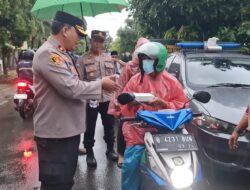 Kapolsek Kembangan dan Polisi RW Bagikan Takjil Masyarakat yang Melintas di Jalan TSB Meruya Utara