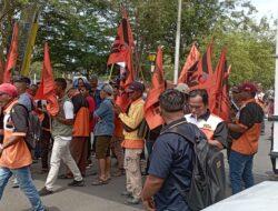 Ratusan Massa dari Serikat Buruh FKUI Gelar Aksi Unjuk Rasa Damai
