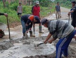Agus Uriansyah Soroti Jalan Rusak di Kampung Melati Jaya yang Diperbaiki Secara Swadaya