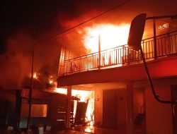 KEBAKARAN LANDA PERMUKIMAN PADAT DI TANJUNG REDEB, DUA RUMAH HANGUS TERBAKAR