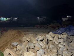 Pengerjaan Drainase Gang Padat Karya, Teluk Bayur Masih Menumpuk di Jalan, Warga: Ini Proyek Siapa?