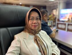 Elita Herlina Geram, 60 Siswa SD Filial Belajar di Kolong Rumah Bau Pesing