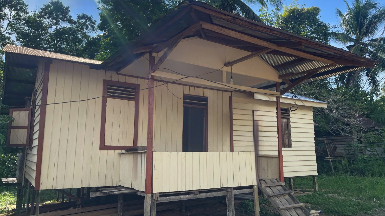 Foto : Kondisi rumah warga Desa Merapun yang telah direnovasi melalui Program PONDASI PT Yudha Wahana Abadi (YWA), sehingga menjadi lebih layak, aman, dan nyaman untuk dihuni.
