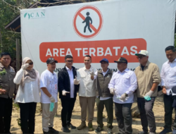 Gamalis Serahkan Bantuan Rp500 Juta untuk Warga Kampung Merasa