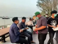 Wabup Berau Bagikan Masker, Imbau Warga Waspadai Kabut Asap Karhutla